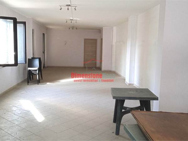 Locale di 120 mq con Parcheggio
