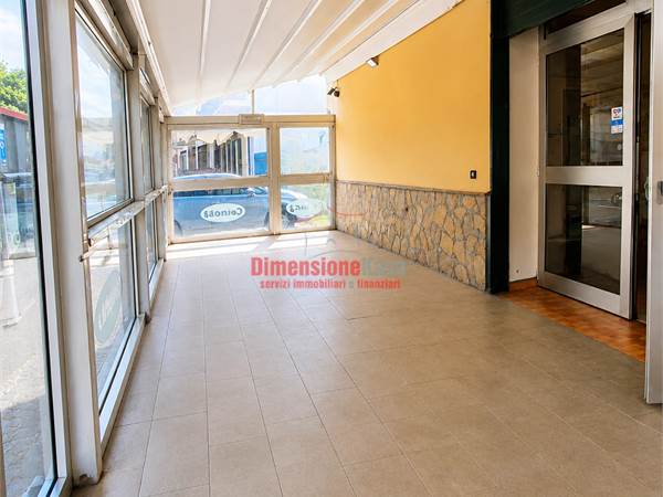 LOCALE COMMERCIALE C1 CON AMPIA VISIBILITÀ + VERANDA COPERTA + PARCHEGGIO A Nola
