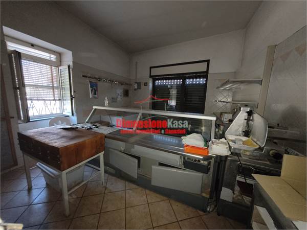 FITTASI LOCALE COMMERCIALE ADIBITO A MACELLERIA – POLVICA
